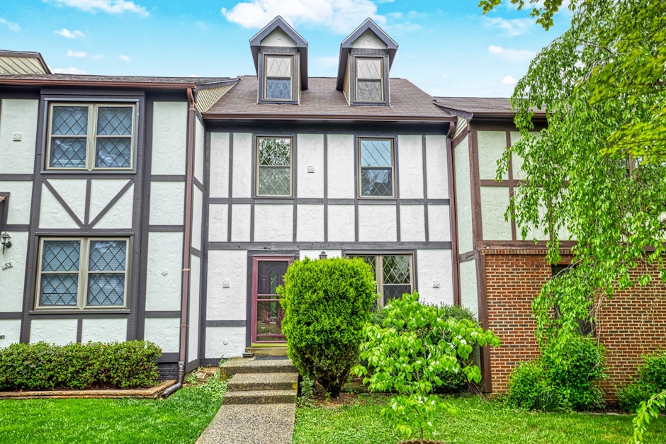 35 Lyndhurst Court, Sterling, VA 20165, Presented by Shirley Mattam